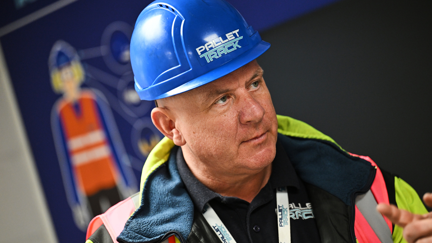 Image of a worker wearing a Pallet-Track helmet