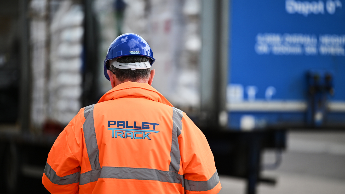 Image of a Pallet-Track employee's back showing the logo